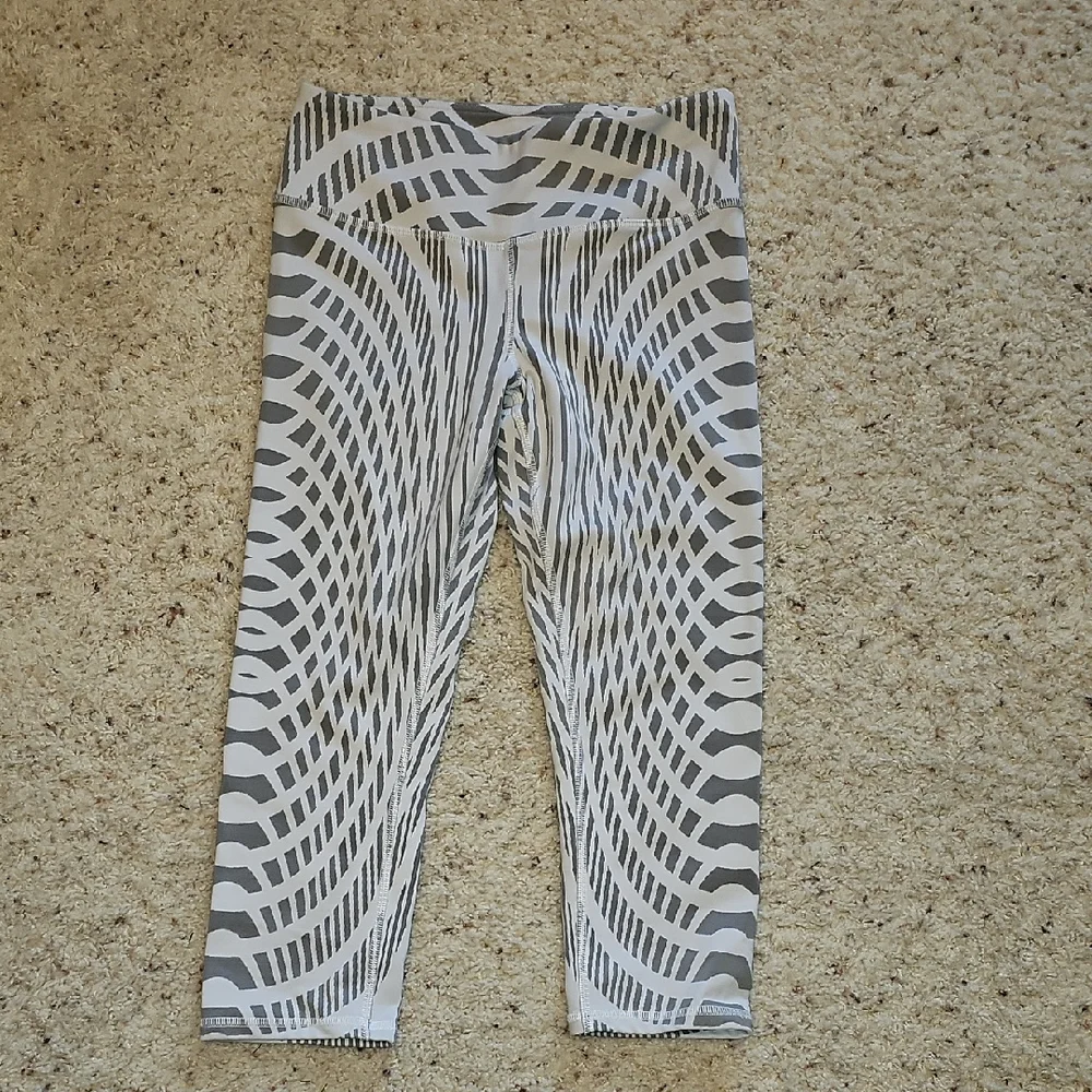 Alo Stylish Gray Patterned Crop Leggings